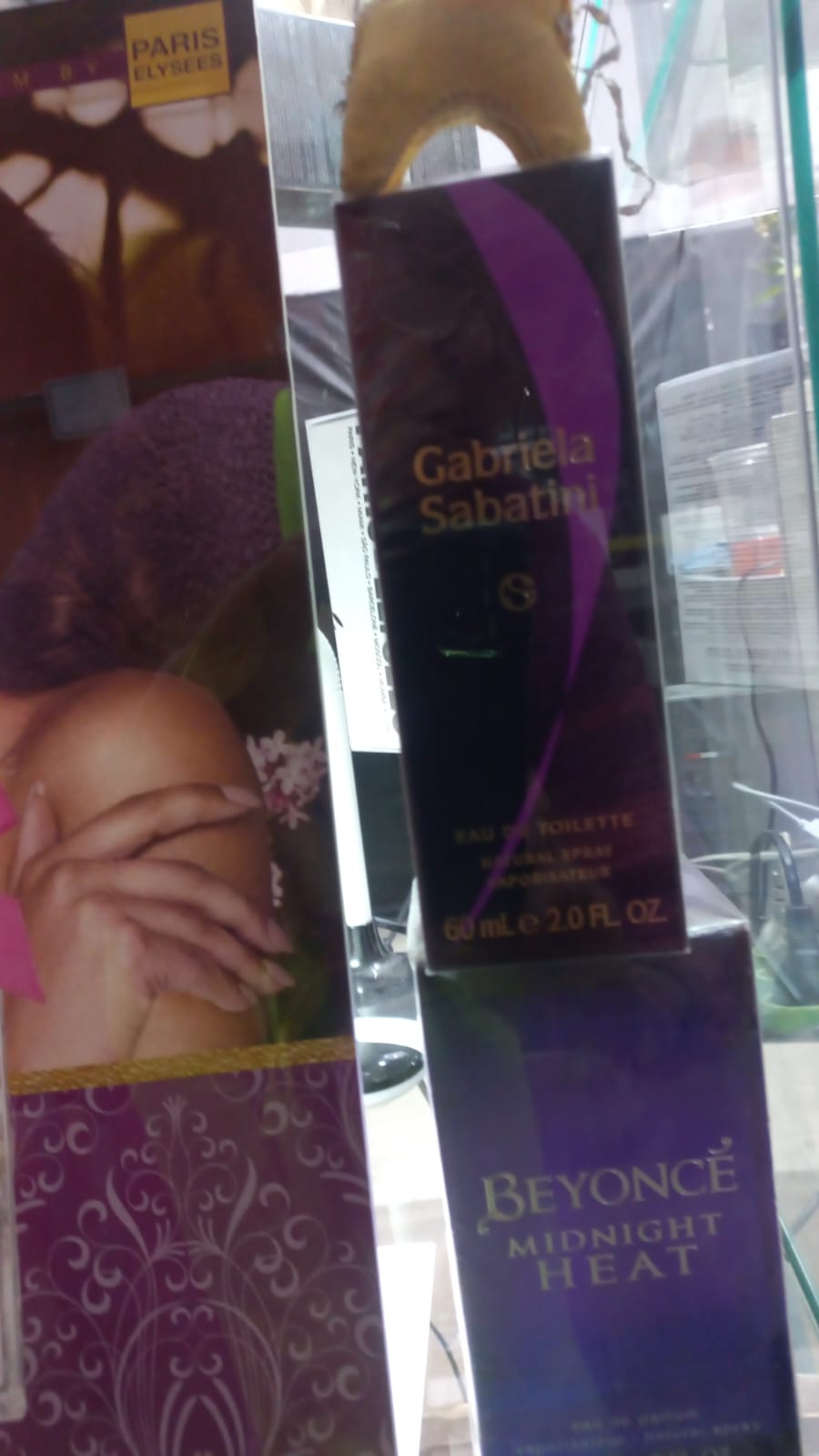 Embalagens de perfumes renomados na vitrine
