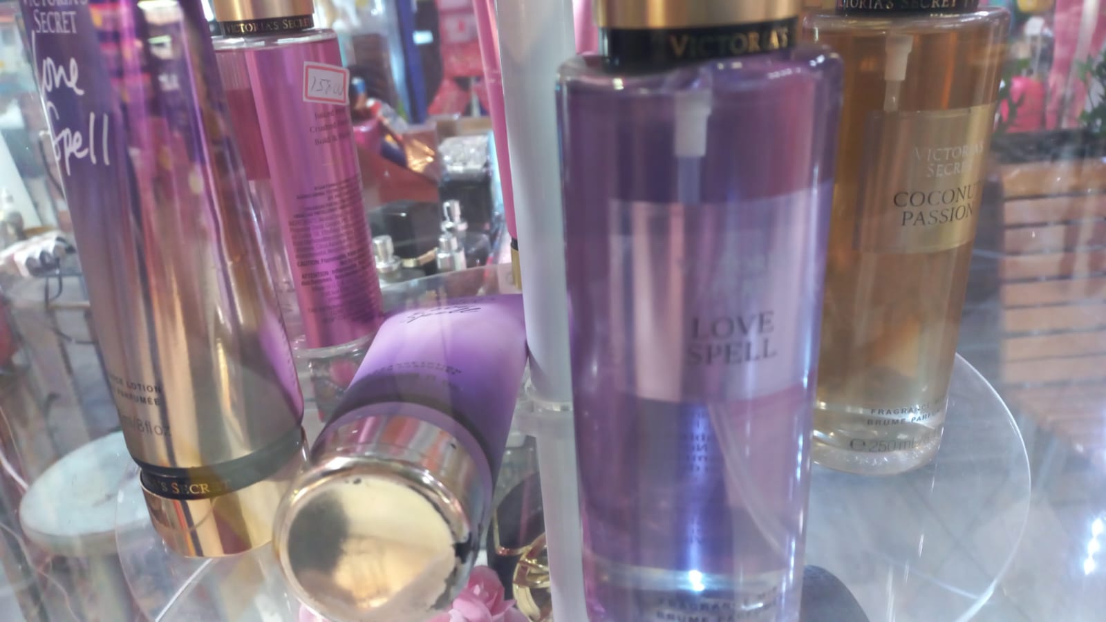 Perfumes e locoes Victoria's Secret Love Spell e Coconut Passion na vitrine