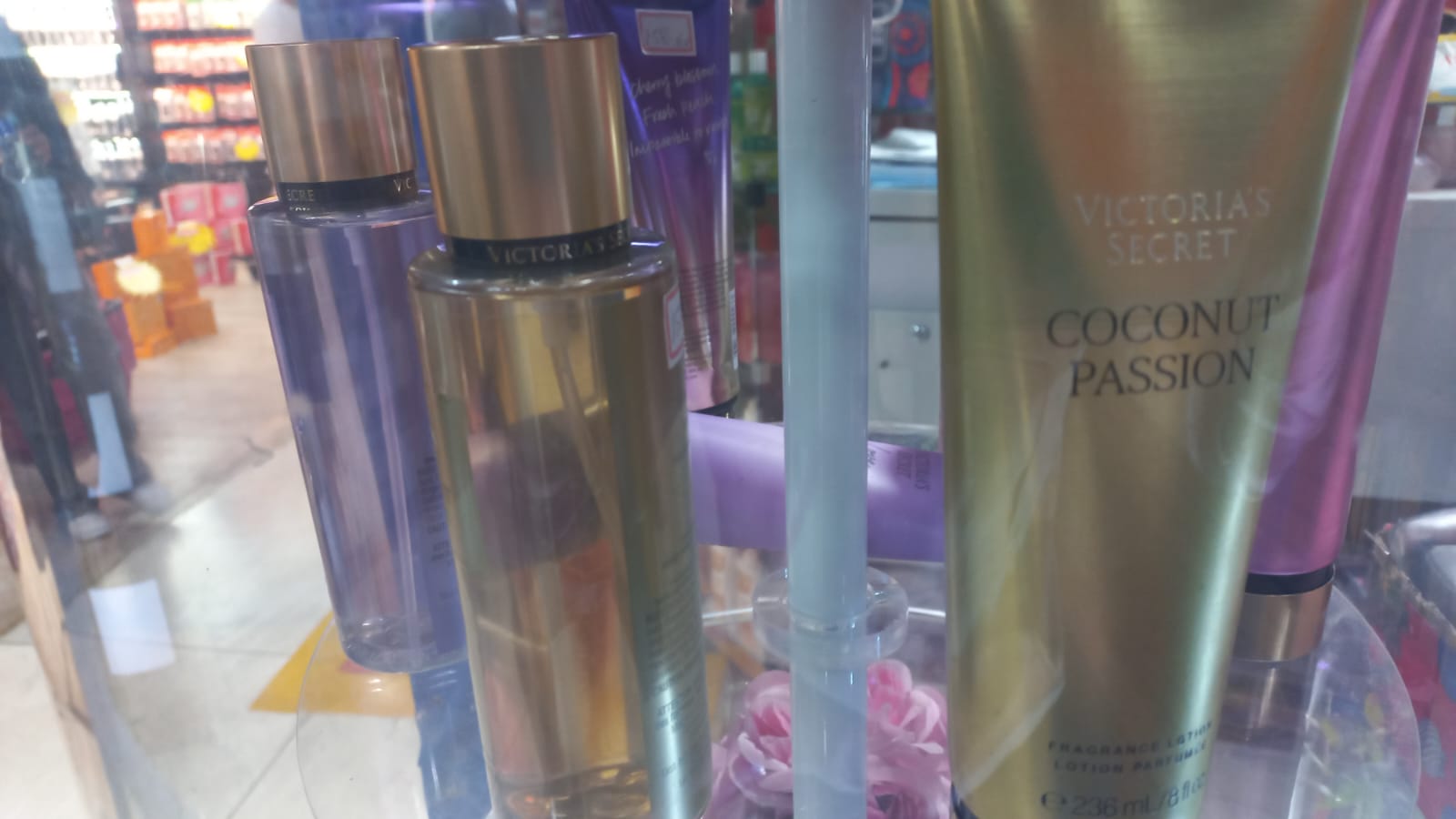 Locoes hidratantes Victoria's Secret, com o Coconut Passion dourado em destaque