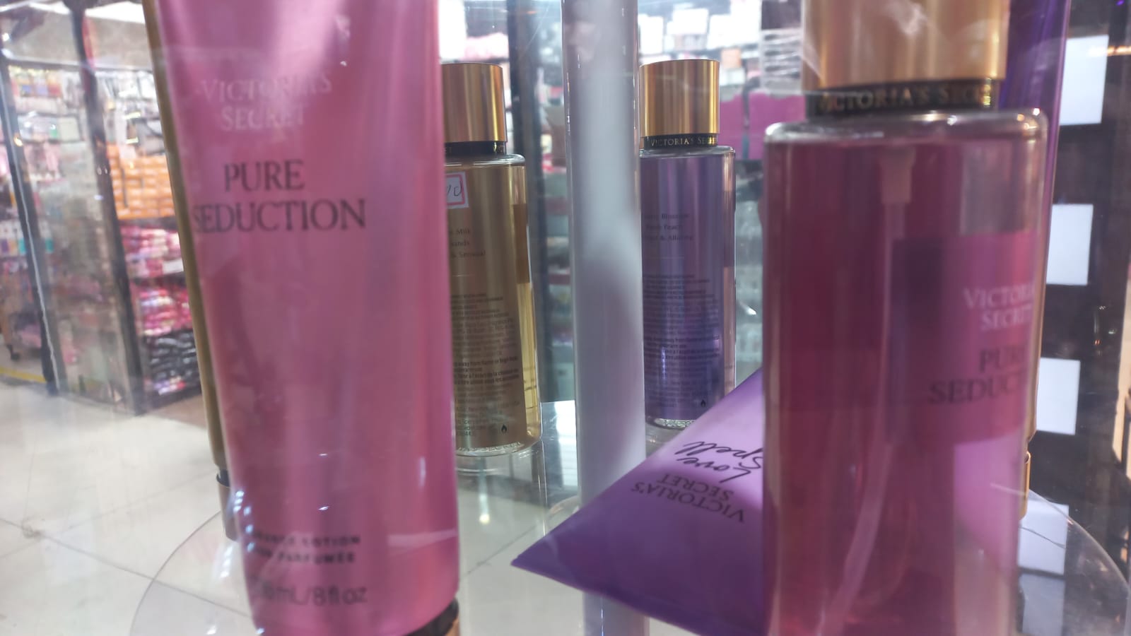 Perfumes e locoes corporais Victoria's Secret em rosa, dourado e roxo