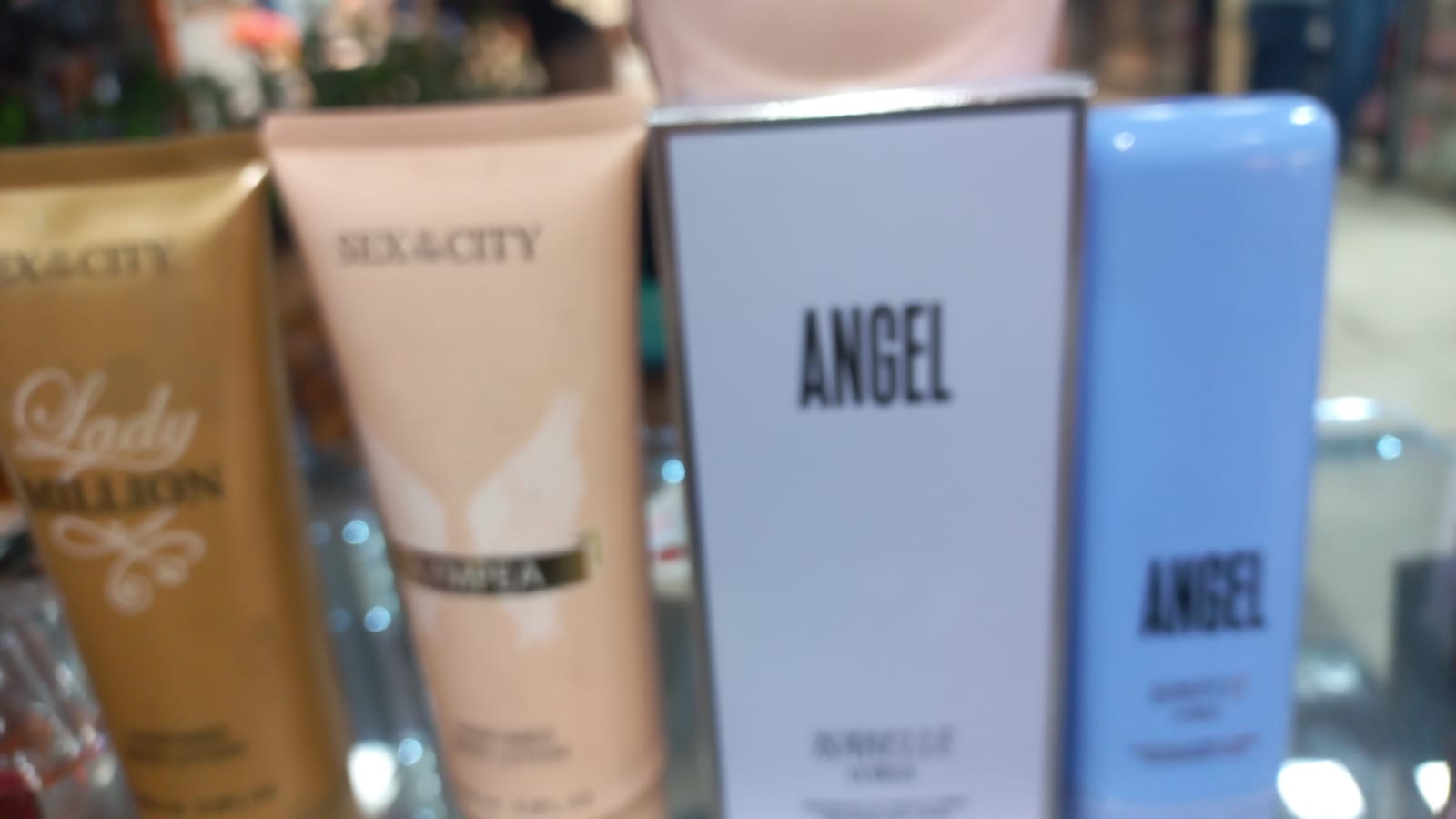 Lady Million, Sex and City e Angel no display da loja