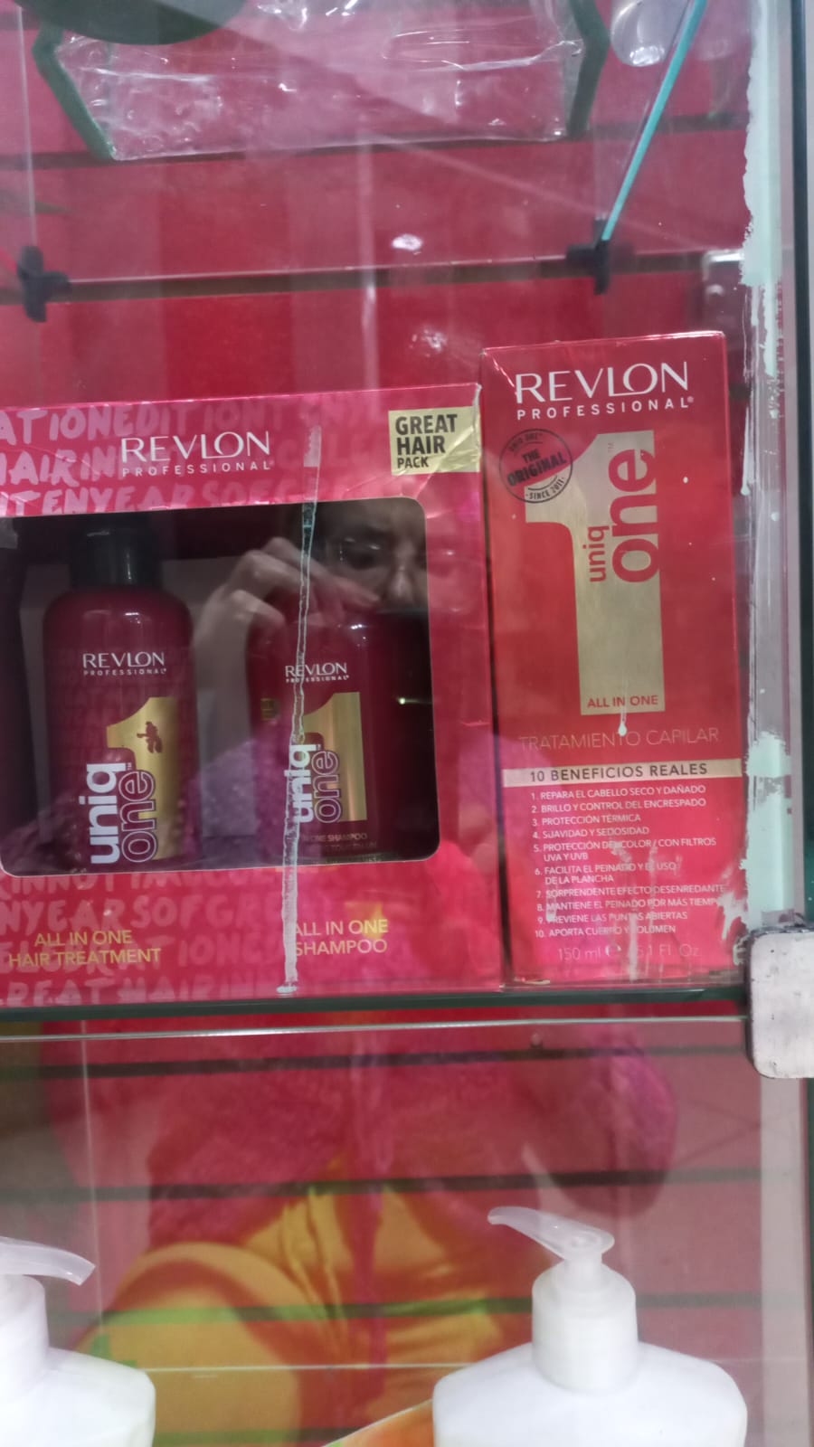Produtos Revlon Professional UniqOne em vitrine