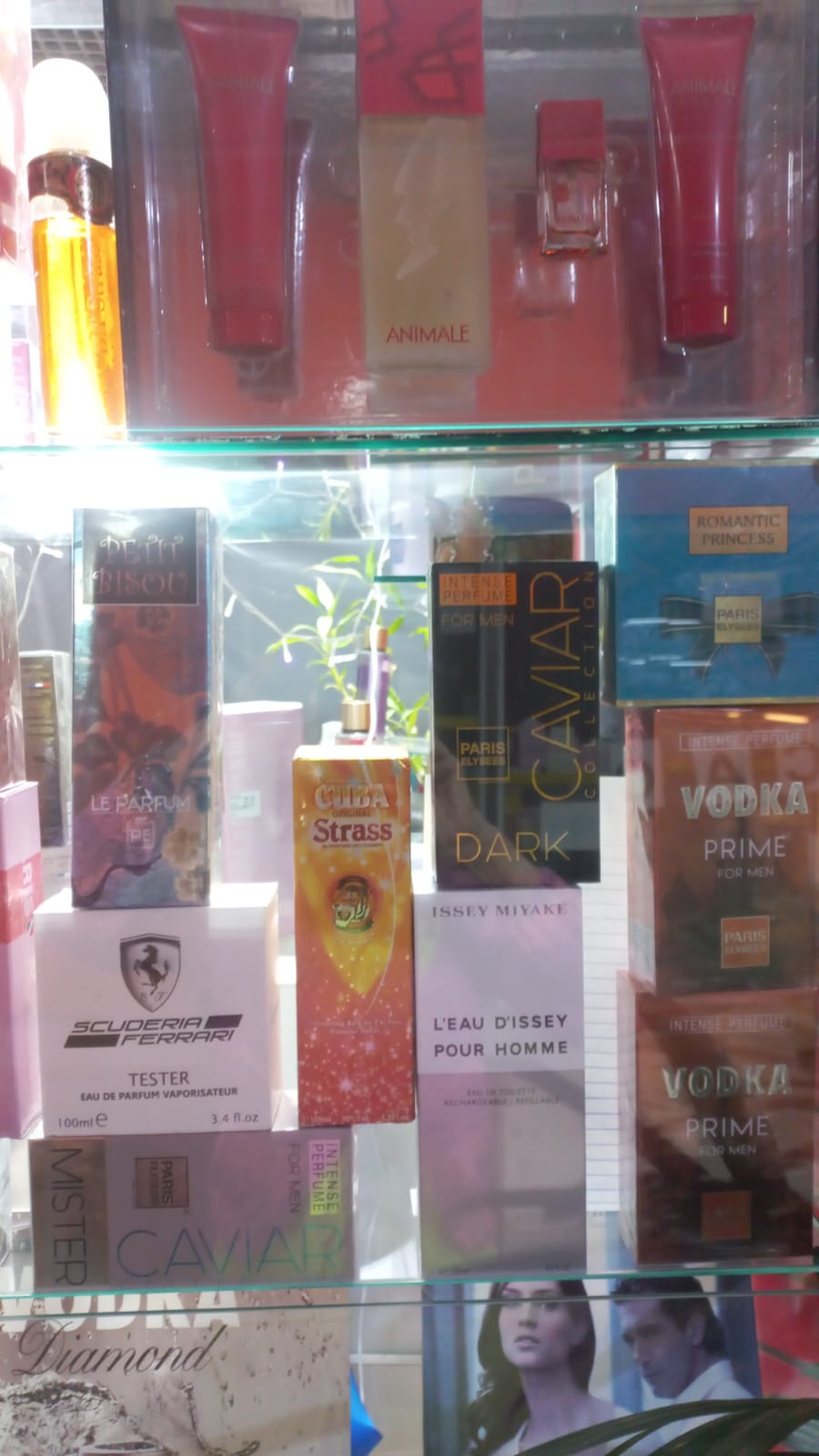 Perfumes Lady Million, Sex & City e Angel entre outros na prateleira expositora da loja